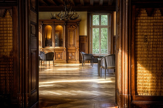 dřevěný nábytek v pokoji